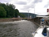 Wildwasser im Vorhafen der Schleusen